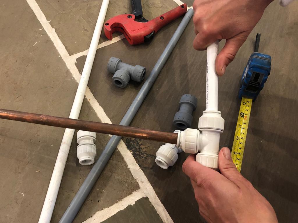 Connecting pipes with fittings